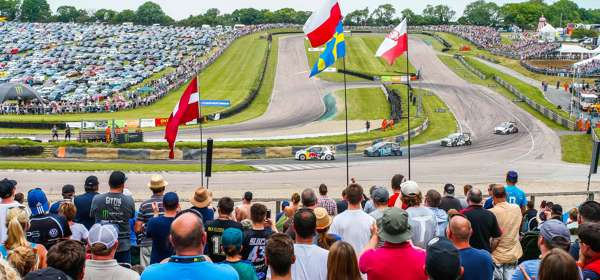 Spectators and race track at Lydden Hill Race Circuit