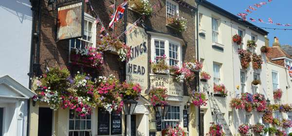 The exterior of the Kings Head with floral hanging baskets