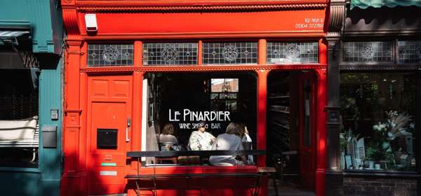 Exterior of Le Pinardier with its red façade 