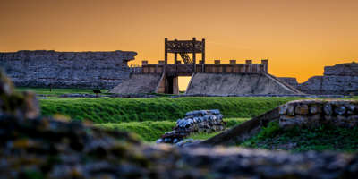 A reconstructed Roman gateway and rampart at Richborough Roman Fort